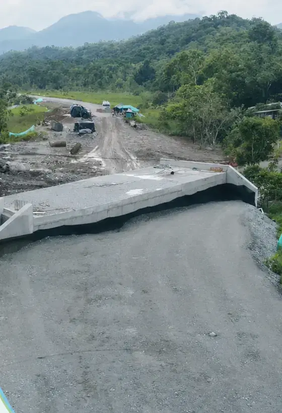 Obra de drenaje transversal tipo box culvert en corredor vial en construcción