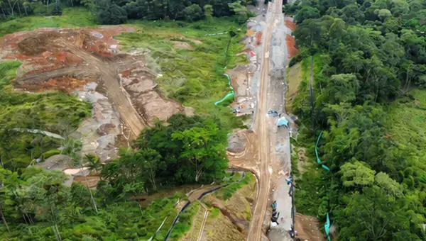 Vista aérea de corredor vial en zona de montaña