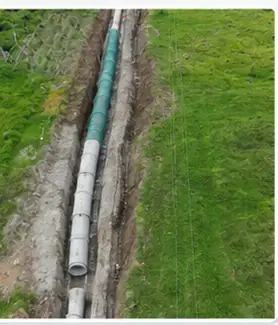 Vista aérea de conducción instalada en franja verde