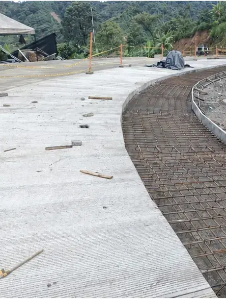 Pavimento en construcción con acero de refuerzo en vía en curva